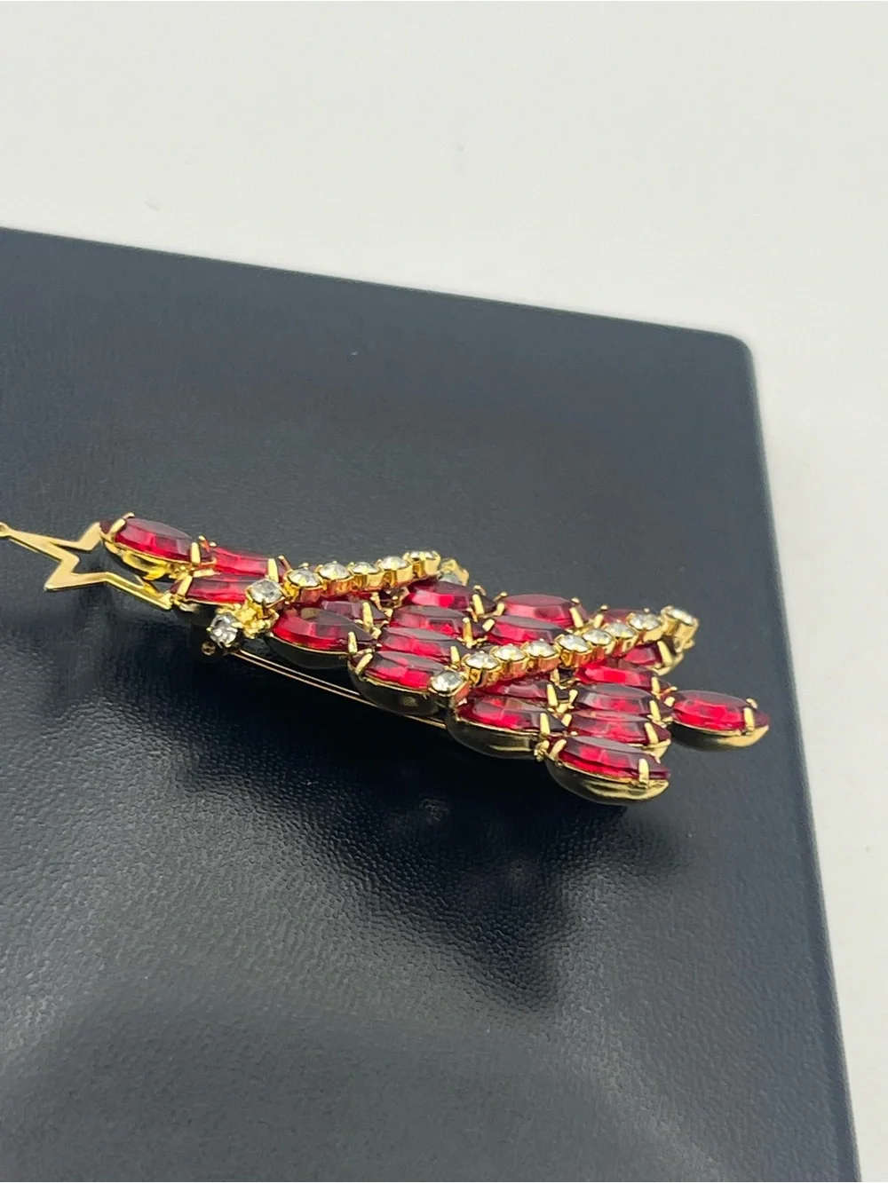 Christmas tree holiday red marquis shaped rhinestone gold tone brooch pin star